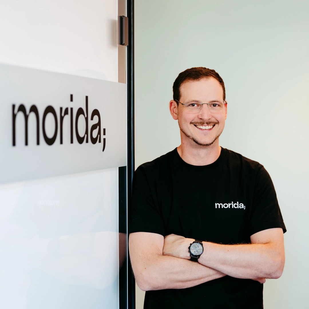 Portrait von Johannes Hager, Inhaber von morida Web & Data Protection Services e. U. Das Bild zeigt Johannes Hager vor einem unscharfen Hintergrund in seinem Büro in Kufstein.